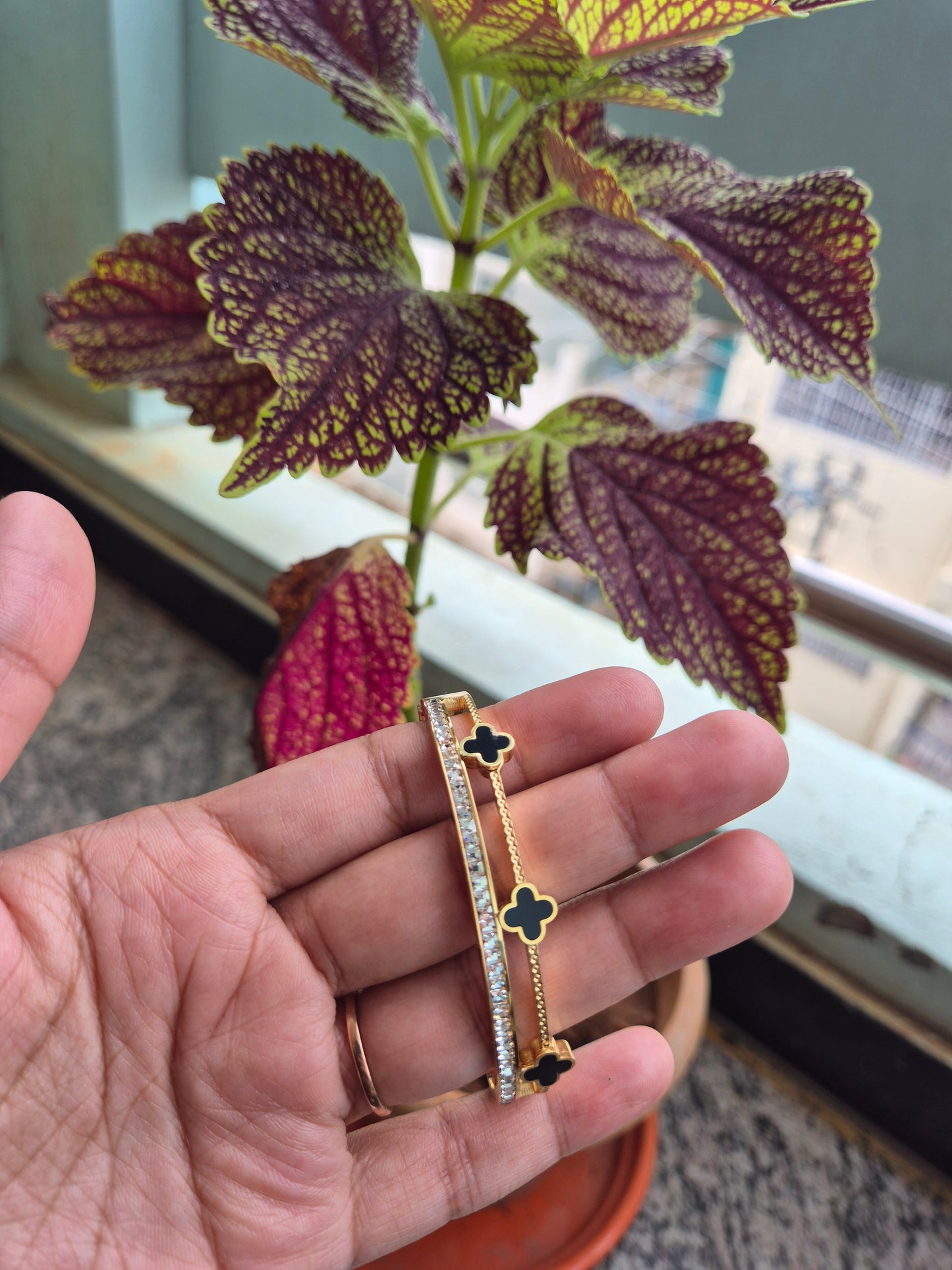 Sparkling Clove Openable Bracelet